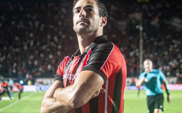 Vitória oficializa a saída de lateral titular: ‘Um dos nossos’