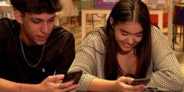 Jovens se identificam mais com a direita, aponta pesquisa AtlasIntel; mulheres e mais velhos tendem à esquerda