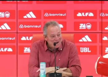 Novo treinador do Internacional faz declaração homofóbica: “não quero treinar time com camisa rosa, parece de viado”.