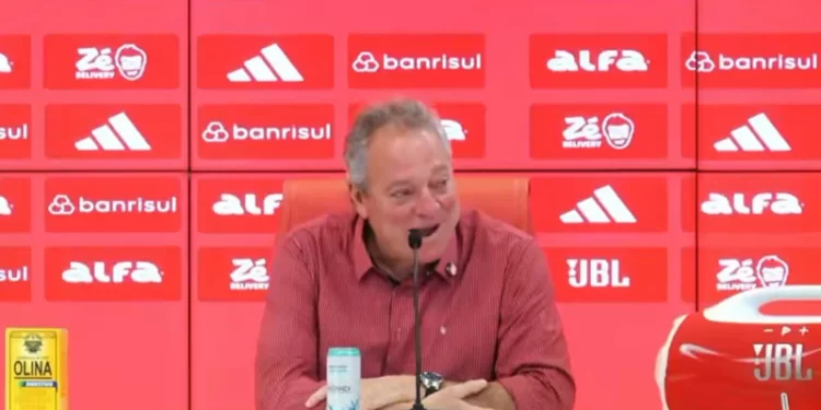 Novo treinador do Internacional faz declaração homofóbica: “não quero treinar time com camisa rosa, parece de viado”.