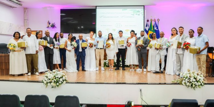 O amor está no ar! Casais oficializam união civil em cerimônia coletiva do judiciário