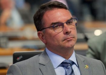 Flávio Bolsonaro recua e diz que candidatura ao Planalto é ‘irreversível’