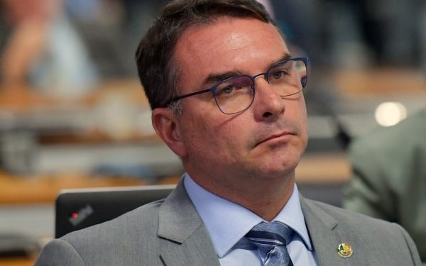 Flávio Bolsonaro recua e diz que candidatura ao Planalto é ‘irreversível’
