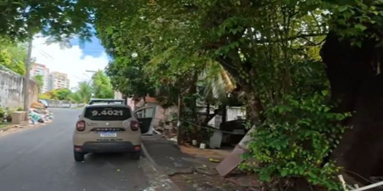 Suspeitos fecham rua e executam jovem com vários tiros em Salvador