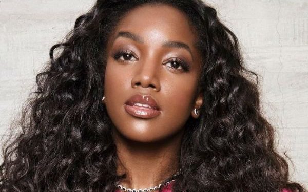 IZA assume novo romance com ator durante festa de réveillon; saiba quem