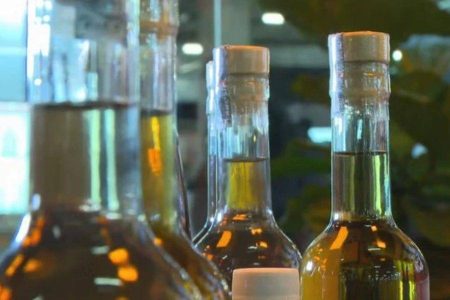 Homem é preso suspeito de vender bebidas adulteradas com metanol na Bahia